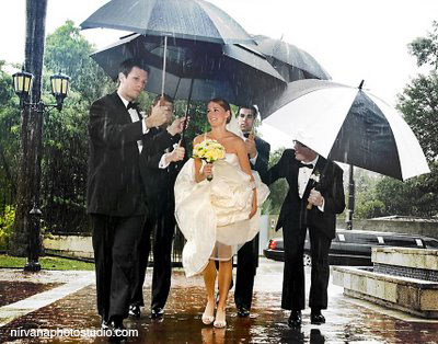 25 Wedding Photos That Prove Rain On Your Big Day Isn T A Big Deal